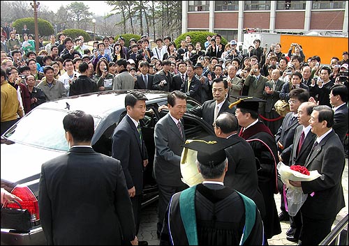 퇴임 후 첫 대구경북 지역 방문이자 올해 첫 지방 나들이를 떠난 김대중 전 대통령이 21일 명예박사학위 수여식과 강연회 참석을 위해 영남대를 찾았다. 수백명의 학생들이 강연회장으로 들어가는 김 전 대통령을 환영하기 위해 모여들었다. 